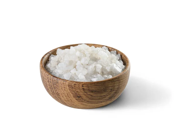 在白色背景上隔离的木制碗中的海盐 — 图库照片