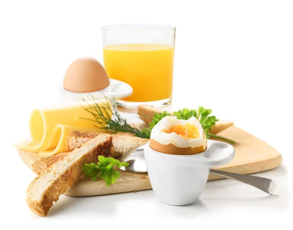 在一个装有吐司 奶酪和橙汁的蛋杯中 煮得软软的鸡蛋 白底健康早餐 — 图库照片