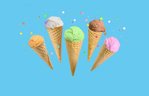 파란색 배경에 스프링이있는 아이스크림 — 스톡 사진