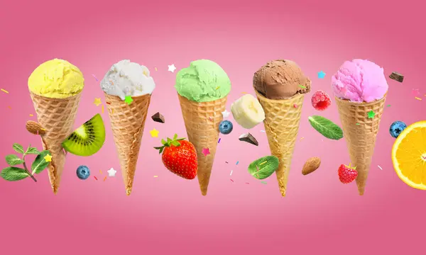 Eiskugeln Waffeltüten Mit Früchten Und Beeren Auf Rosa Hintergrund — Stockfoto