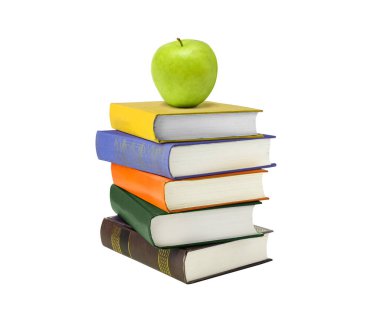 Beyaz arkaplanda izole edilmiş kitap yığını ve yeşil elma
