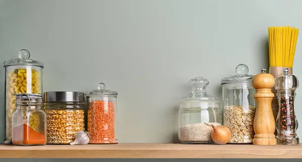 Küchenregal Zur Aufbewahrung Von Lebensmitteln Glasgefäßen Auf Pastellgrünem Wandhintergrund Kopierraum lizenzfreie Stockfotos