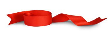 Hediye paketi için kırmızı saten kurdele beyaz arkaplanda izole edilmiş