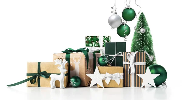 Различные Обернутые Рождественские Подарочные Коробки Зелеными Шариками Безделушками Изолированы Белом Лицензионные Стоковые Изображения