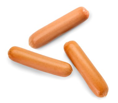 Beyaz arka planda izole edilmiş taze çiğ sosisler..