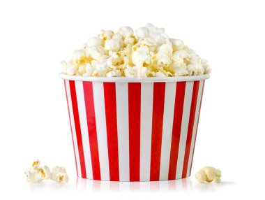 Beyaz arka planda izole edilmiş kırmızı ve beyaz çizgili kağıt kovada patlamış mısır.