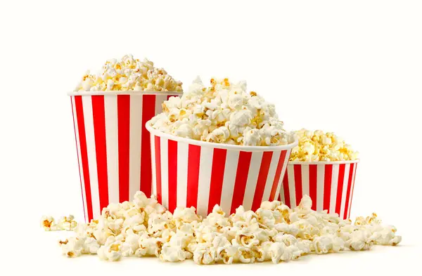 Popcorn Rot Weiß Gestreiften Papiereimern Einem Großen Haufen Popcorn Herum lizenzfreie Stockbilder
