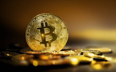 Altın bir bitcoin altın sikkelerin üzerinde duruyor, göz kamaştırıcı bir zenginlik ve lüks gösterisi sergiliyor. Bu makro, kripto para birimine yatırım yapmanın yüksek karlılığını yakalıyor.