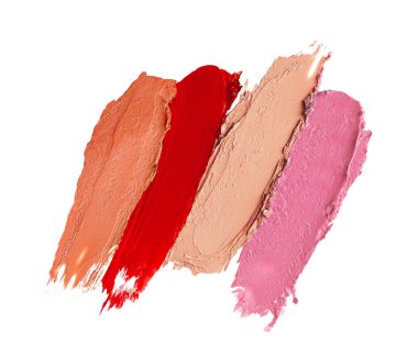 Beyaz arka planda lekeli ruj örnekleri var. Makyaj malzemesi için şık bir palet.