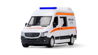 Parlak ışıklı, tıbbi ve sağlık medyası için ideal bir oyuncak acil ambulans aracının yüksek çözünürlüklü görüntüsü.