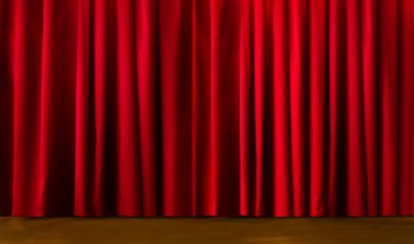 Zarif kırmızı kadife sahne perdeleri kapalı, tiyatral bir ortamda geçiyor. Sunumlar ve performanslar için mükemmel.