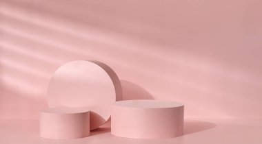Ürün gösterimi için zarif pembe geometrik podyum, stok medyası için minimal ve modaya uygun arkaplan.