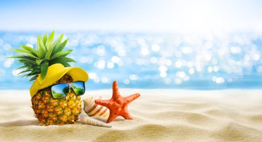Neşeli bir ananas, neşeli bir denizyıldızı ve şık bir güneş gözlüğü eşliğinde güneşli bir plaj gününün tadını çıkarıyor. Yaz Tatili Konsepti