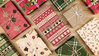 Geleneksel renklerde ve bayram sezonu için çeşitli güzel paketlenmiş Noel hediyeleri..