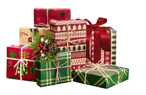 Güzel paketlenmiş Noel hediyeleri, geleneksel kırmızı yeşil renkler ve beyaz arka planda izole edilmiş desenler.
