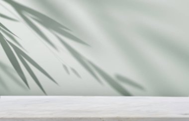 Güzel, sakin bir yaprak gölgesi yumuşak yeşil bir duvar ve mermer bir masa üzerine sergilenir. Görsel ürün gösterimi için mükemmeldir.