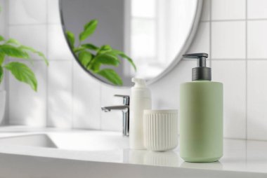 Şık sabun, şampuan ya da duş jeli. Zarif banyo iç mekanında dağıtıcı modeli.