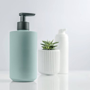 Cilt bakımı için tasarlanmış çeşitli dekoratif malzemelerin yanında modern bir mavi pompa modeli sergilenmektedir.