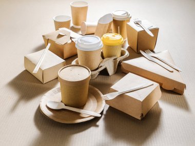 Paketler, bardaklar, kutular ve çatallar da dahil olmak üzere çeşitli ekolojik gıda paketleme seçenekleri mevcuttur