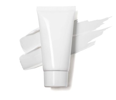 Smear kozmetik kremin sanatsal arka planına yerleştirilmiş beyaz kozmetik tüpü bir güzellik markası yaratmak için idealdir..