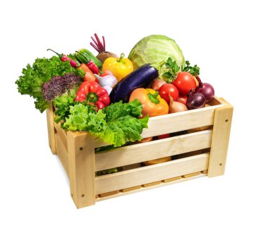 Güzel düzenlenmiş ahşap sandık ağzına kadar taze ve canlı sebzelerle dolu, beyaz üzerine izole edilmiş.