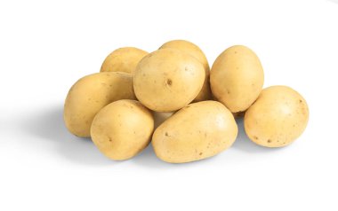 Beyaz arka planda zarif bir şekilde sergilenen taze çiğ patates.