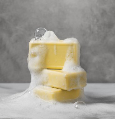 Etrafı köpüklerle çevrili sabun yığınları taze ve temiz bir hava sunuyor.