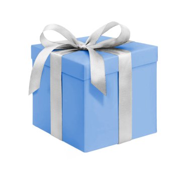 Beyaz arkaplanda izole edilmiş gümüş kurdeleli Mavi Hediye kutusu.