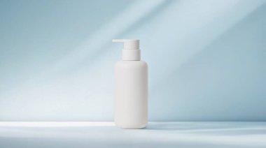 Açık mavi arka planda bulanık gölgeli ve açık renkli beyaz bir plastik pompa şişesinin maketi.