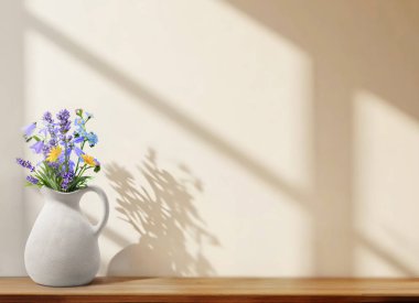 Güzel, büyüleyici bir vazo. Taze çiçekli. Ahşap bir rafa yerleştirilmiş.