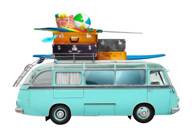 Çatıda beyaz arka planda izole edilmiş bagaj ve plaj ekipmanları olan antika bir karavan. Yaz tatili, yolculuk konsepti..