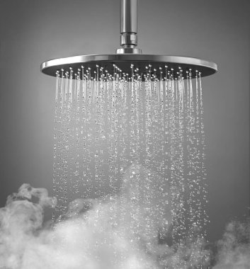 Sersemletici yağış başlığı büyüleyici bir su göstergesi yaratıyor ve yanında rahatlatıcı bir buhar var.