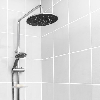 Beyaz modern banyoda duş yağmuru tarzı.