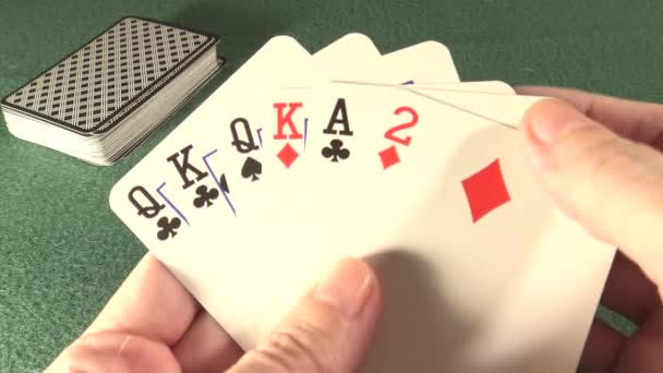 Memainkan Kartu Dengan Chip Poker Latar Belakang Hijau — Stok Video