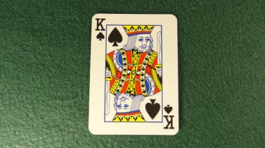 yeşil bir arka plan üzerinde oyun kartları