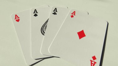 Beyaz bir arka plan üzerinde oyun kartları