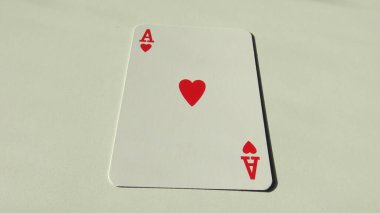 Beyaz bir arka plan üzerinde oyun kartları