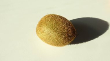 kivi meyvesi beyaz arkaplanda