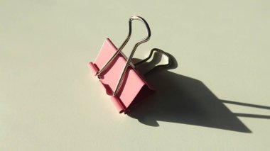 Beyaz arkaplanda ataç