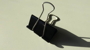 Beyaz arkaplanda ataç