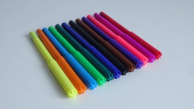 çok renkli kalemler beyaz zemin üzerine