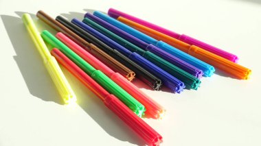 Beyaz arkaplanda renkli kalemler