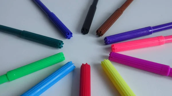 Hafif arka planda izole edilmiş renkli kalemler. yakın çekim görünümü