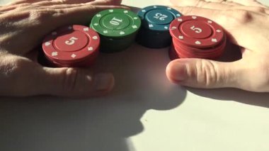 beyaz zemin üzerinde Poker fişleri