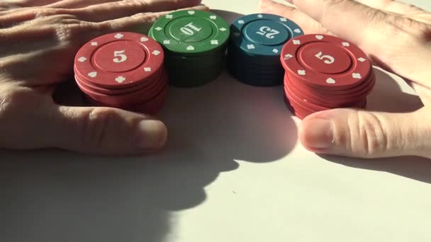 白い背景の上のポーカー チップ — ストック動画