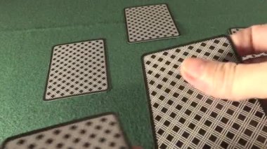 yeşil bir arka plan üzerinde oyun kartları