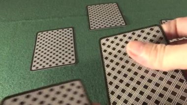 yeşil bir arka plan üzerinde oyun kartları