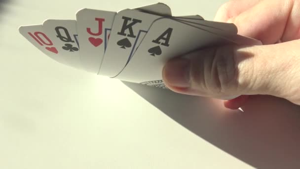 Spielkarten Auf Weißem Hintergrund — Stockvideo