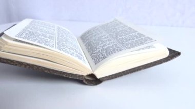 beyaz zemin üzerinde İncil