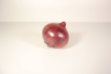 beyaz zemin üzerine kırmızı soğan